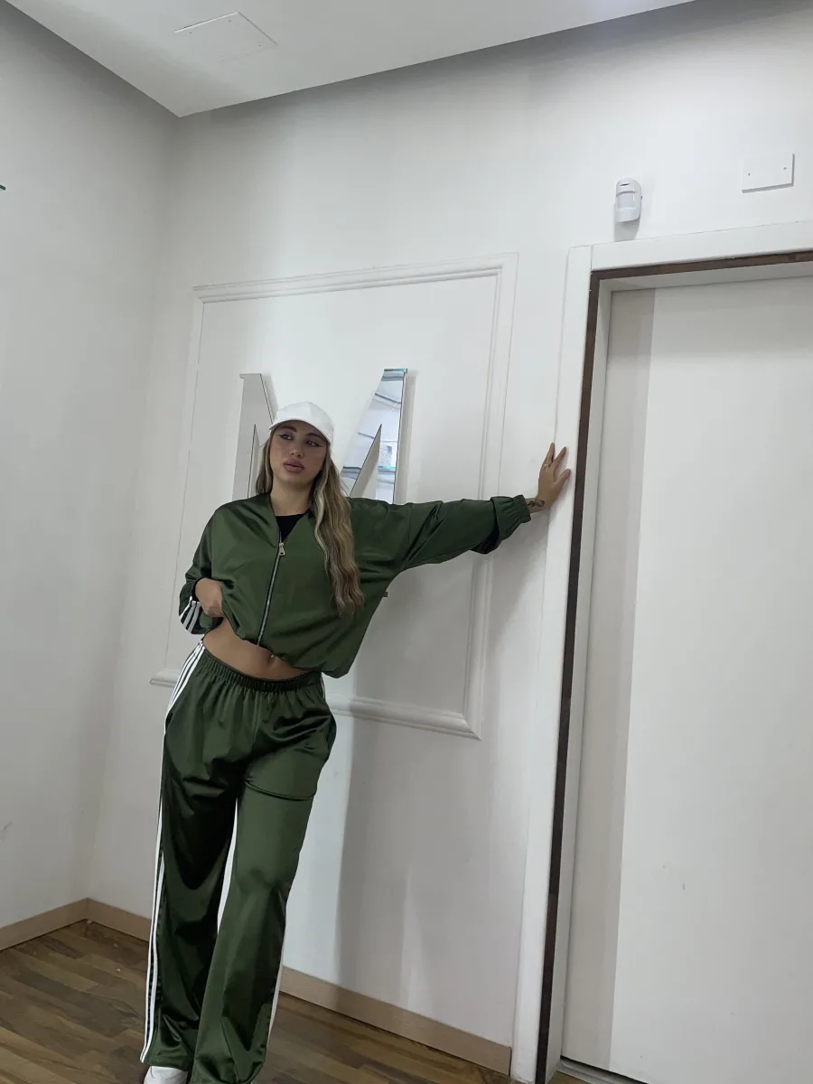 Tuta in raso verde militare