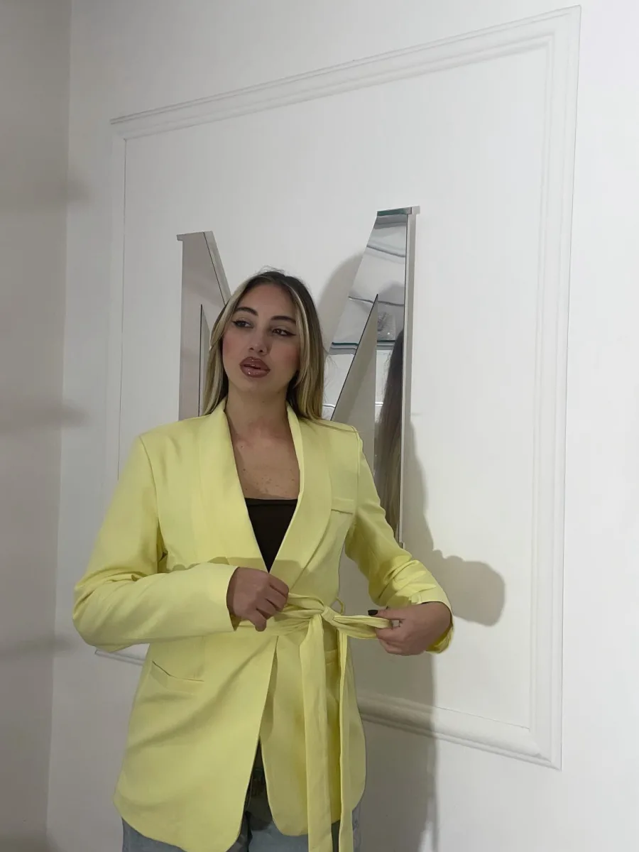 Blazer con cintura giallo pastello