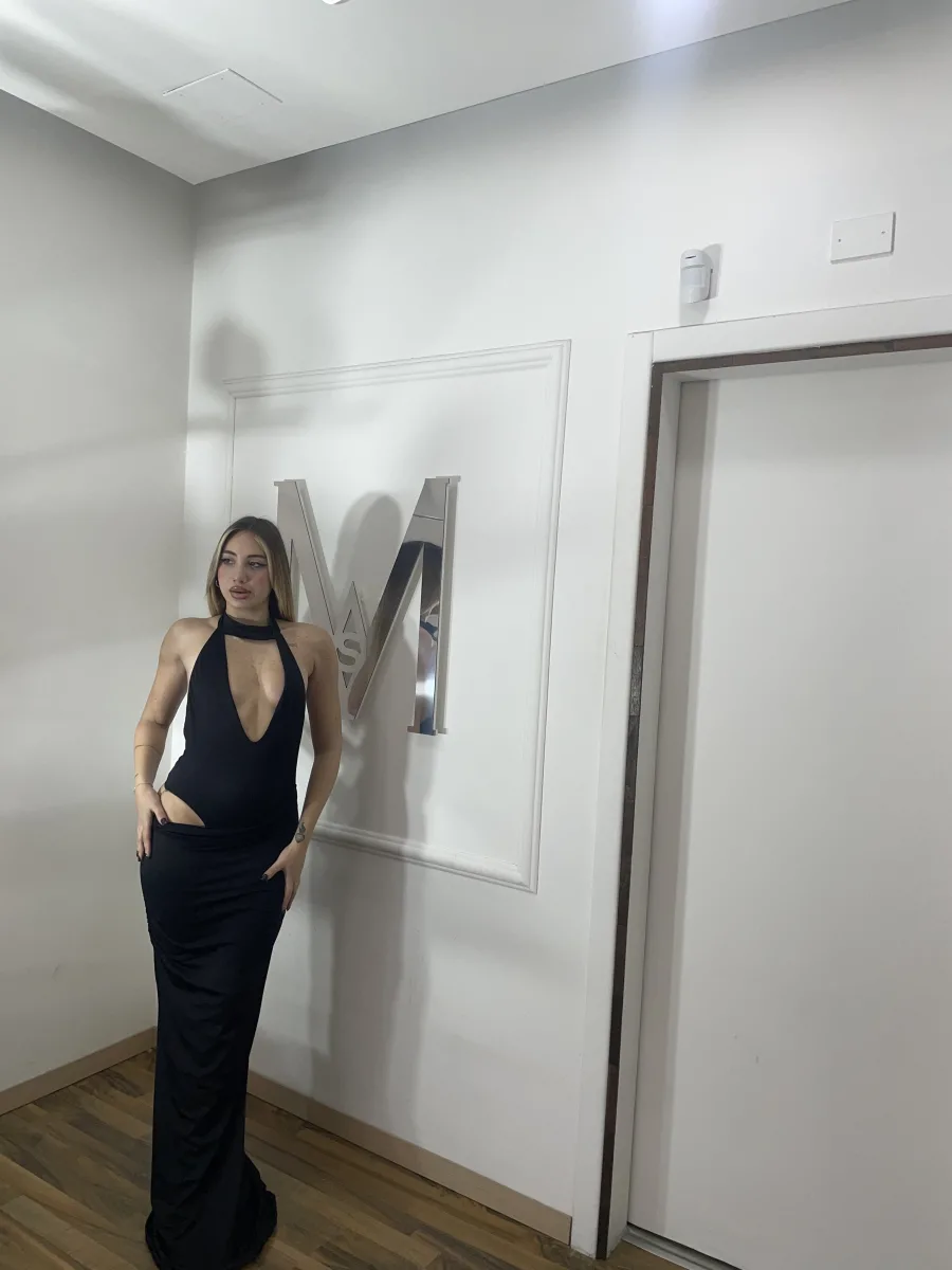 Abito lungo con scollo profondo nero