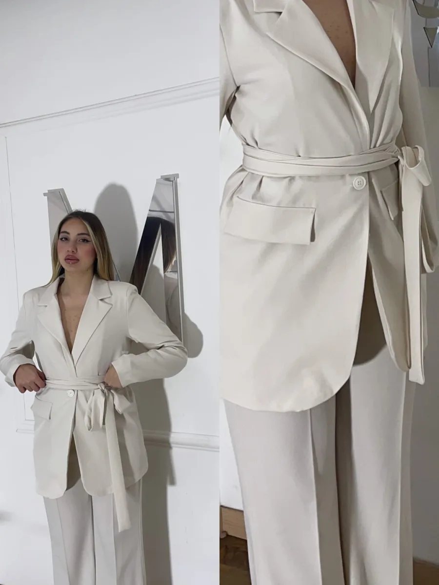 Tailleur con cintura beige