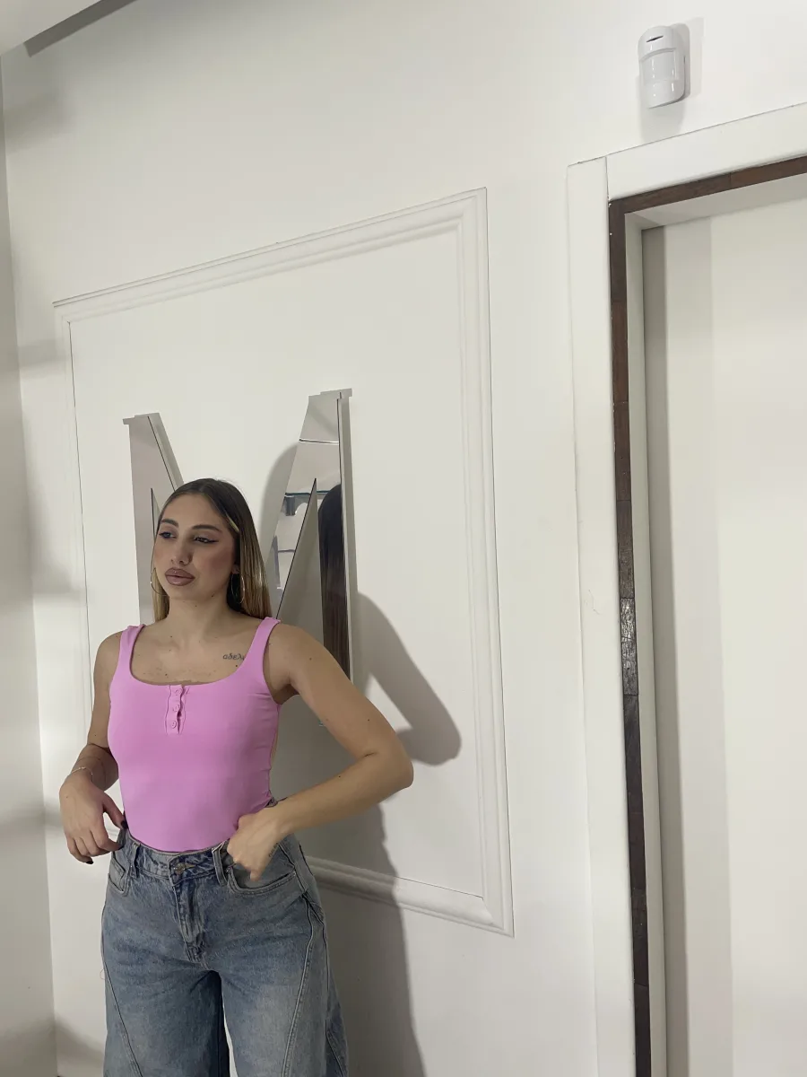 Canotta con bottoncini rosa