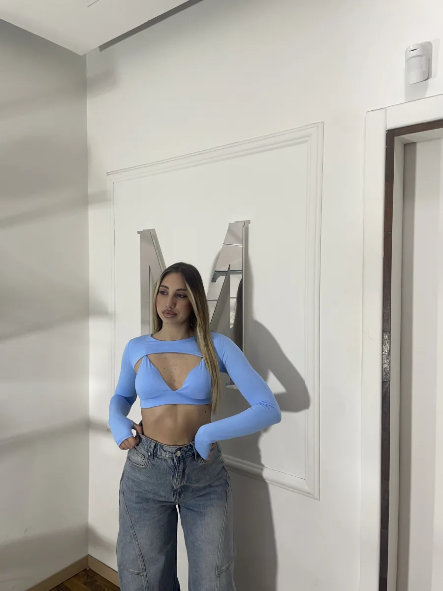 Top con coprispalle celeste