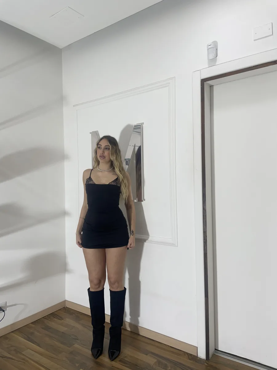 Mini Dress Nero con Dettaglio in Pizzo Nero