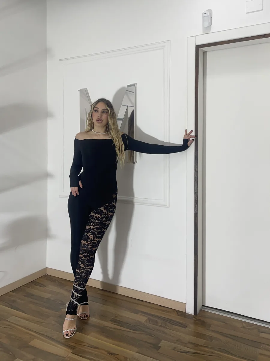 Jumpsuit Nera con Gamba in Pizzo