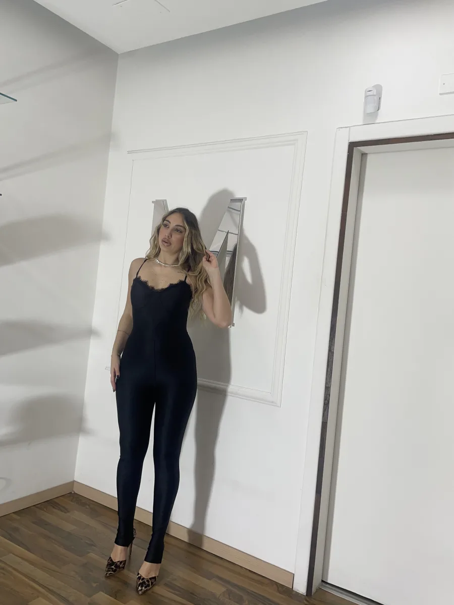 Jumpsuit Nera con Spalline e Dettaglio in Pizzo