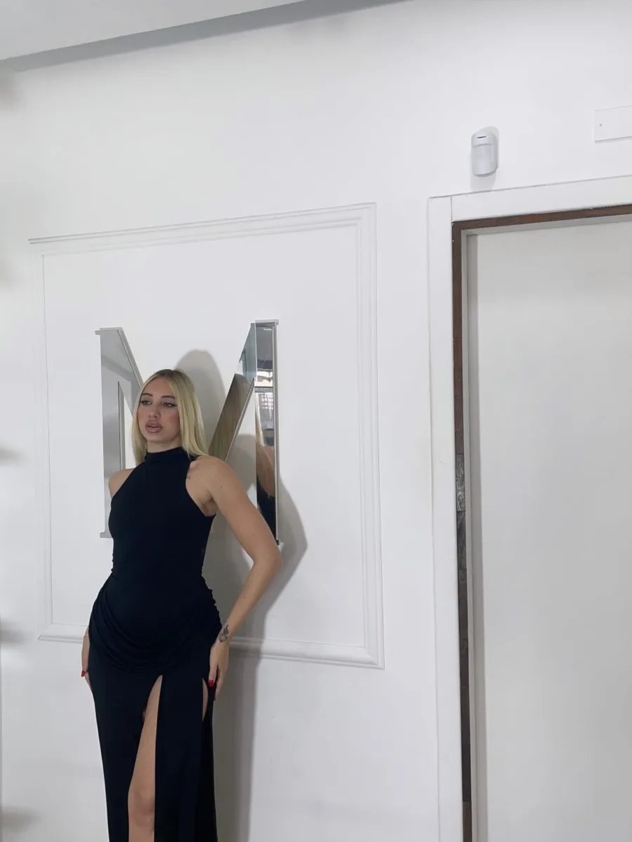 Abito lungo drappeggiato con spacco